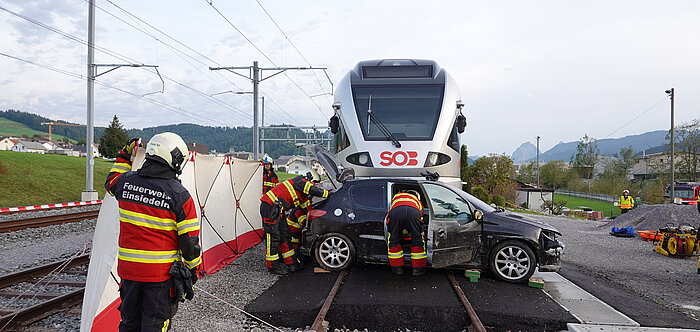 Feuerwehrübung: Auto kollidiert mit Zug