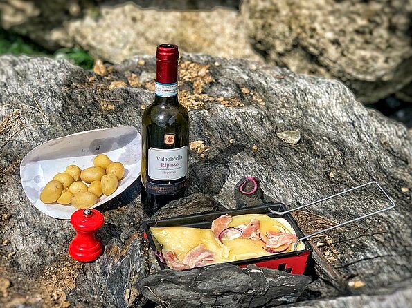 Mit Kerzen betriebenes Raclette-«Öfeli»: das perfekte Picknick in der freien Natur