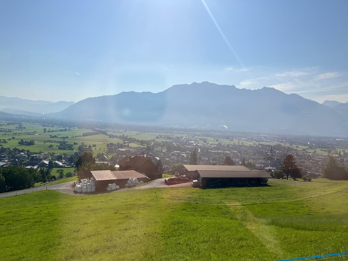 Aussicht aus dem Busfenster während der Fahrt.