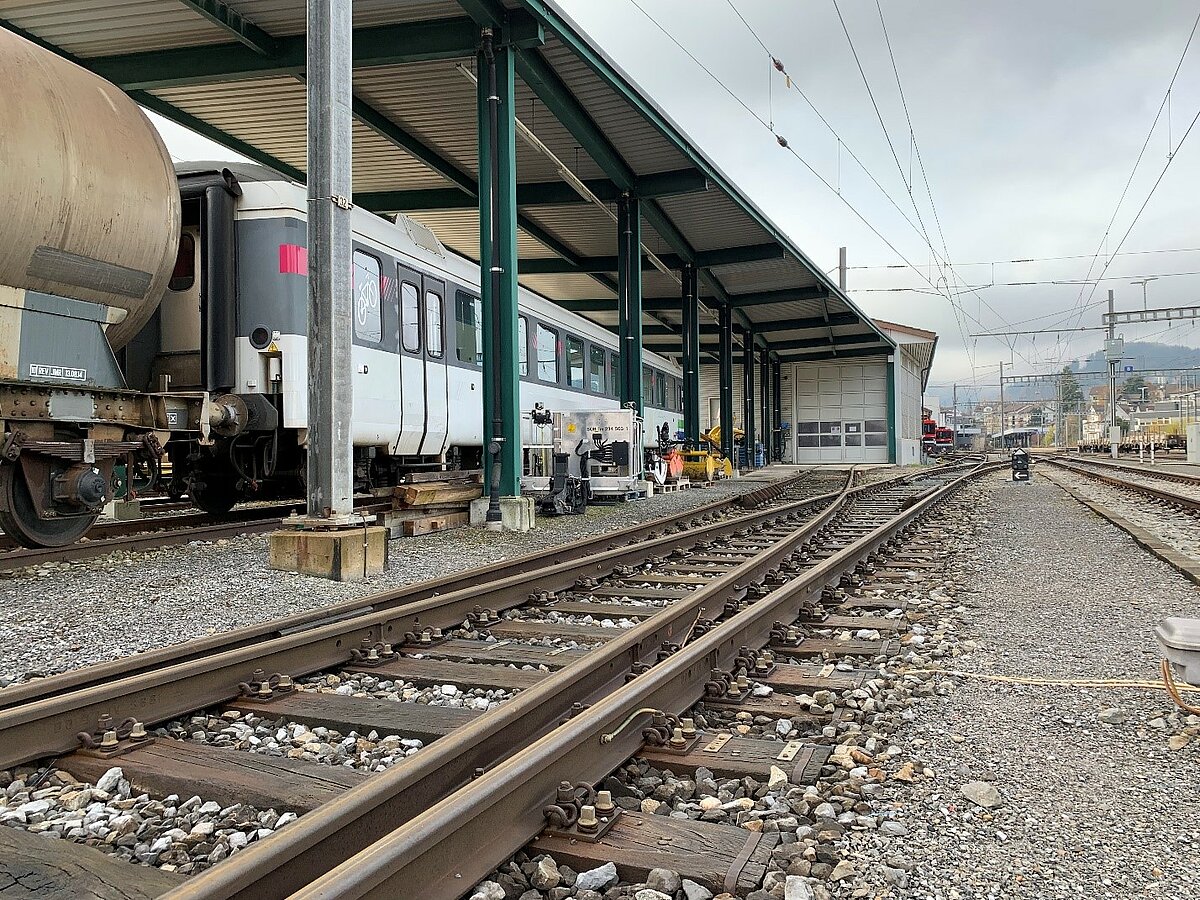 Drei Gehminuten vom Bahnhof Herisau entfernt, steht der Büro- und Aufenthaltswagen vor der Witterung geschützt auf Gleis 53.
