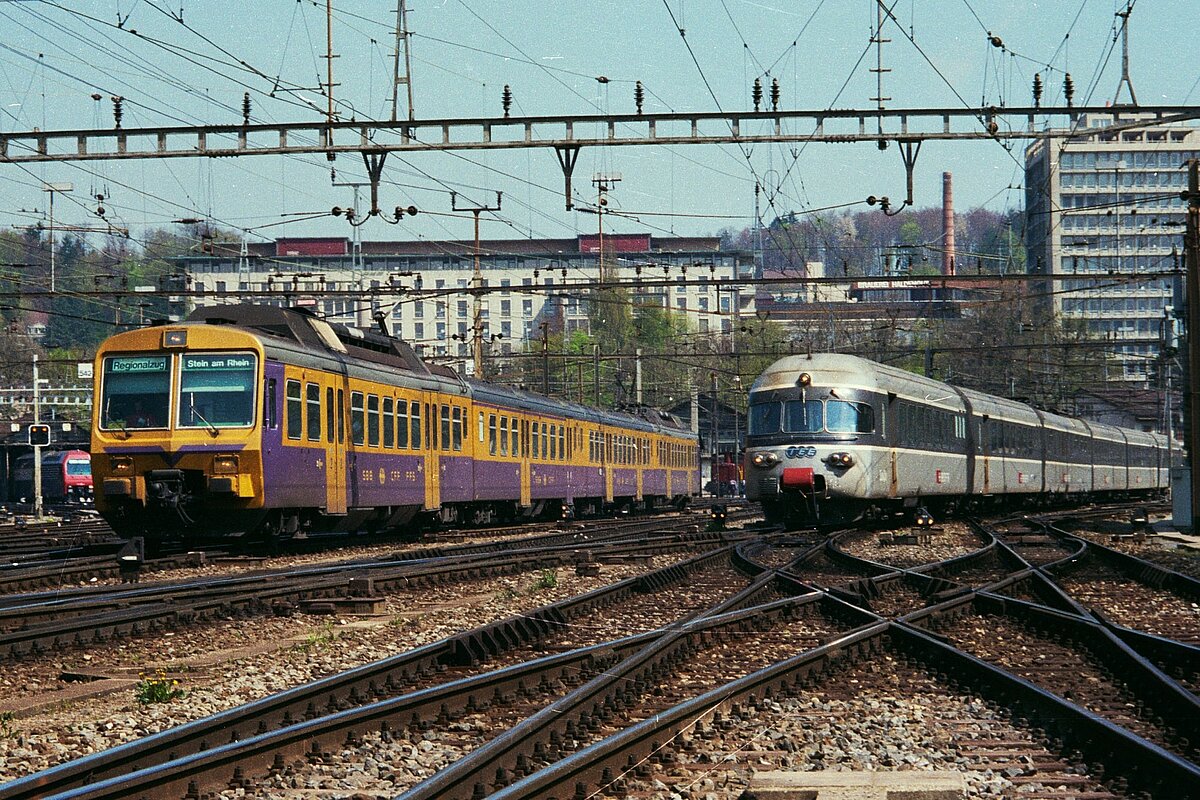 Ein «Chiquita»-Zug mit Rollbandanzeige neben einer älteren «grauen Maus» in Winterthur 1991.