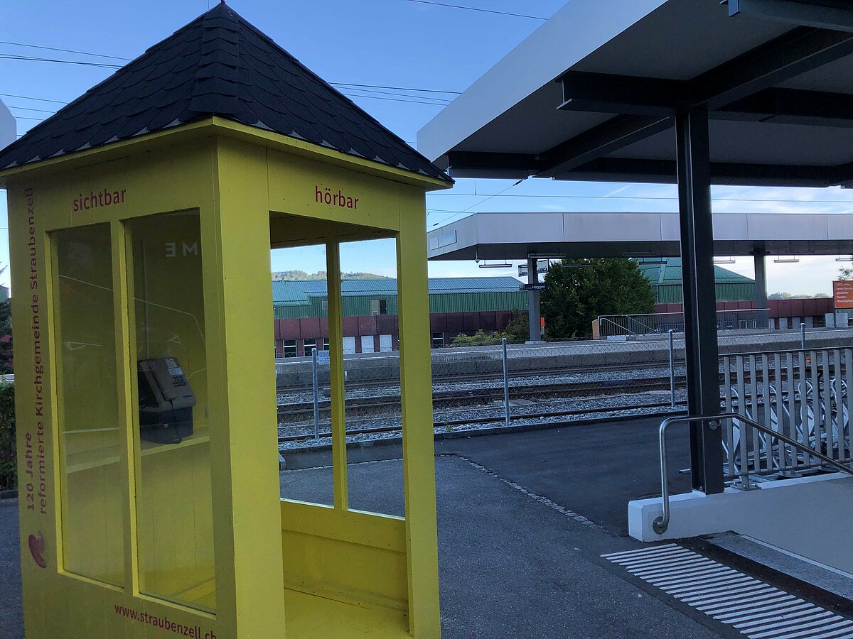 Die gelbe Telefonkabine am SOB-Bahnhof St. Gallen Haggen.