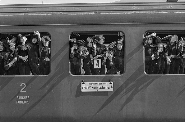 Ein alter Zug, beschriftet mit "Fahrt zum Osterhasen".