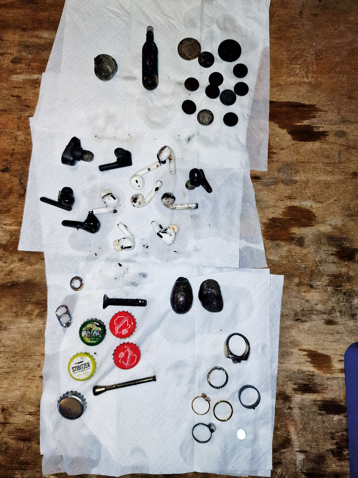 Bild von diversen Fundstücken, die in der Toilette gefunden wurden.