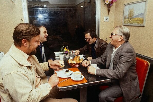 Vier Männer an einem Tisch im Gipfeli-Express.