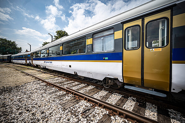 Der alte Voralpen-Express erstrahlt in Weiss, Blau und Gold.