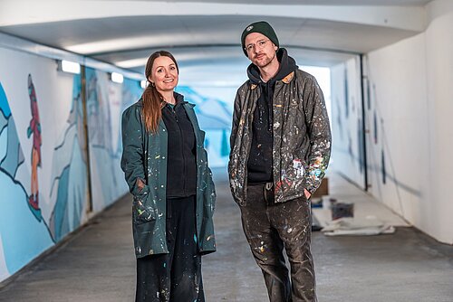 Corinne Weidmann und Linus von Moos in der Unterführung Unterterzen