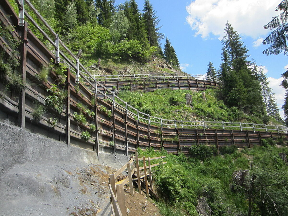 Stutzkonstruktionen beim Waldweg Munt in Trun GR aus alten SOB-Schienen.