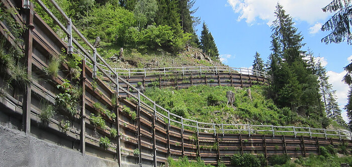 Stutzkonstruktionen beim Waldweg Munt in Trun GR aus alten SOB-Schienen.
