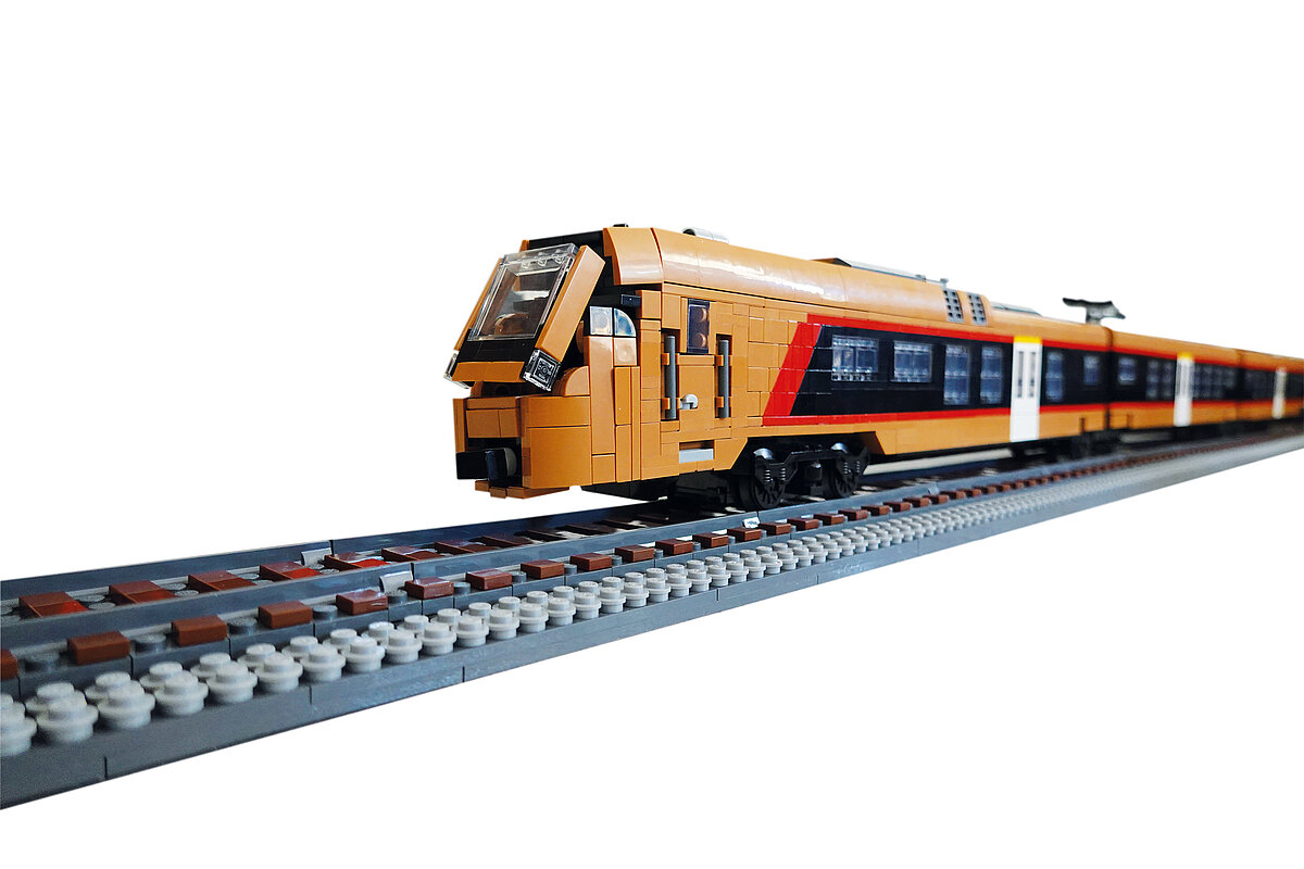 Der fertige Lego-Traverso auf Schienen