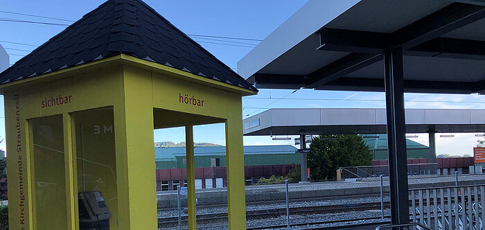 Die auffällige gelbe Telefonkabine am SOB-Bahnhof St. Gallen Haggen