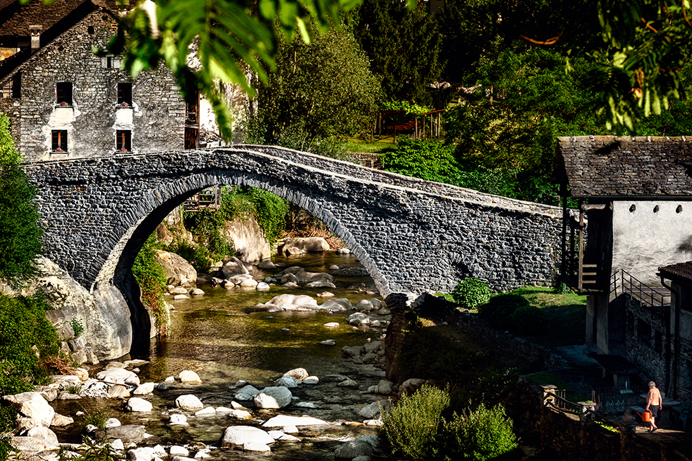 Steinbrücke bei Giornico über dem Fluss Ticino.