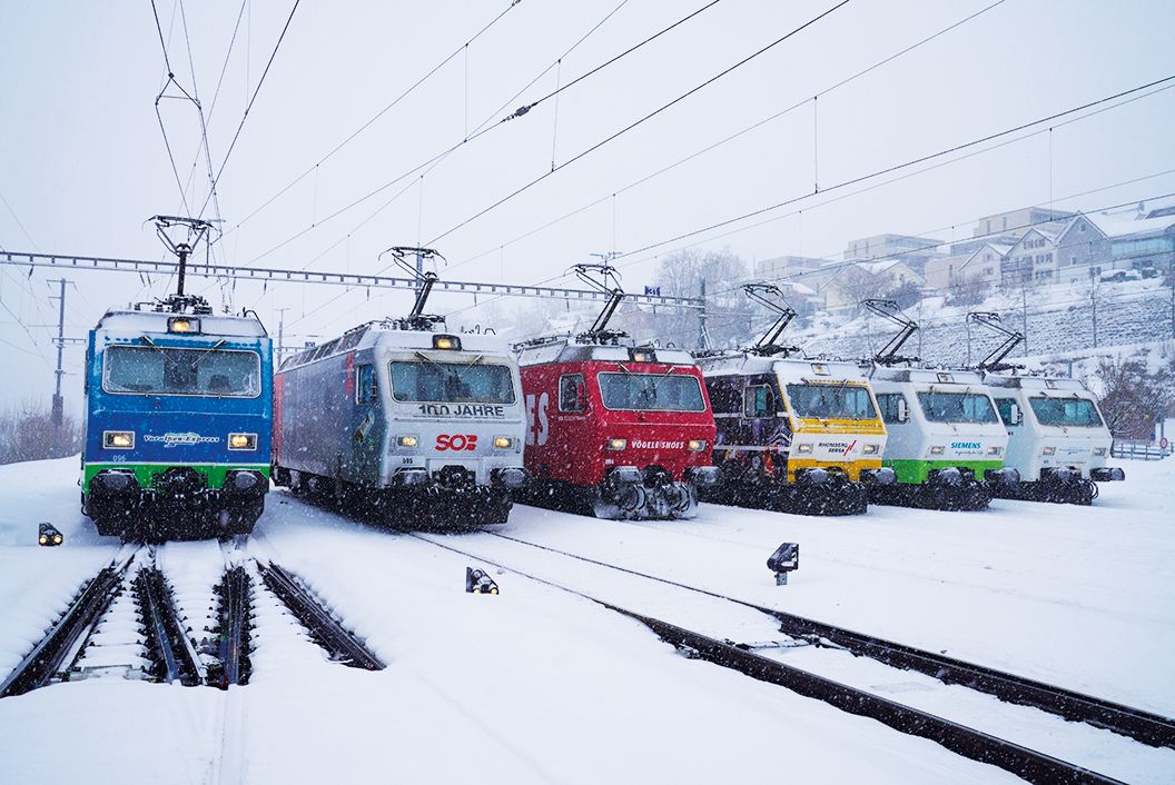 Sechs Lokomotiven in Reih und Glied, bereit für die Abschiedsfahrt von Herisau nach Degersheim
