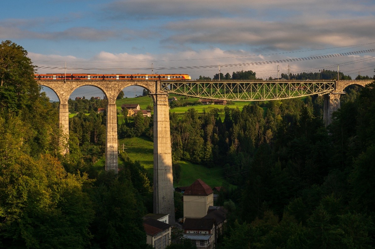 Der Voralpen-Express überquert das Sitterviadukt, ein beliebter Ort, um Züge zu fotografieren.